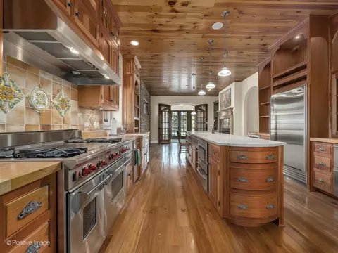 Kitchen - 48 Forest Gate Cir, Oak Brook, IL 60523 photo 3 of 6