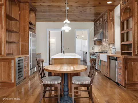 Kitchen - 48 Forest Gate Cir, Oak Brook, IL 60523 photo 5 of 6