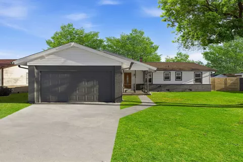 9 Forest Ln, Elk Grove Village, IL 60007