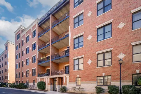 2801 N Oakley Ave #202, Chicago, IL 60618