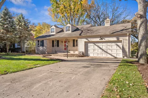 914 Brook St, Elgin, IL 60120