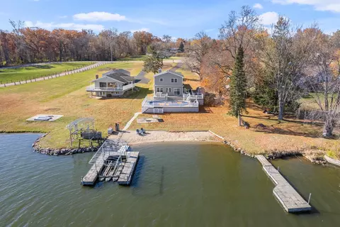 3 Holiday Dr, Lake Holiday, IL 60552