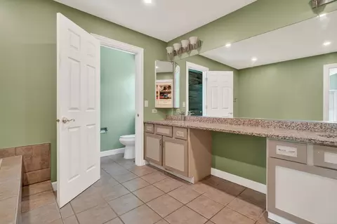 Bath - 1920 Jester Ln, Algonquin, IL 60102 photo 2 of 6