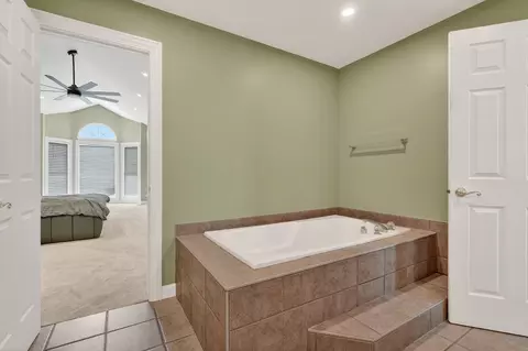 Bath - 1920 Jester Ln, Algonquin, IL 60102 photo 4 of 6