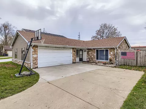8 Southbury Ct, Streamwood, IL 60107
