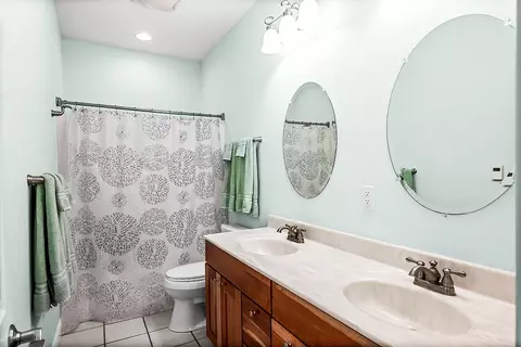 Bath - 2296 Deer Ridge Ct, Carlock, IL 61725 photo 3 of 4