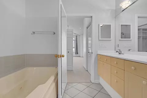 Bath - 1740 Melise Dr, Glenview, IL 60025 photo 3 of 5