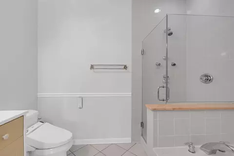 Bath - 1740 Melise Dr, Glenview, IL 60025 photo 2 of 5