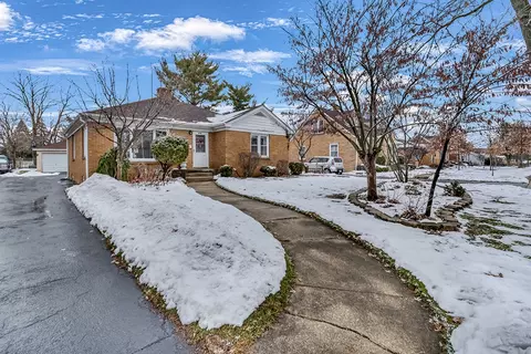 818 E 11th St, Lockport, IL 60441