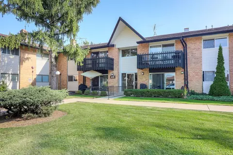 16 Kingery Quarter # B, Willowbrook, IL 60527
