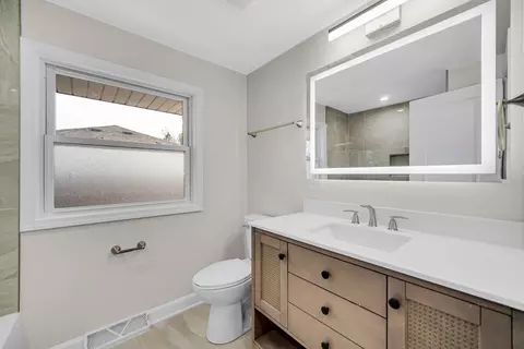 Bath - 2800 174th St, Hazel Crest, IL 60429 photo 1 of 2