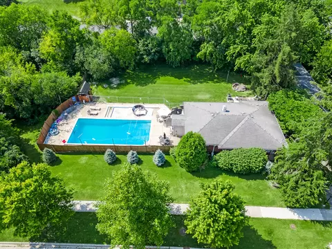 25 Hidden View Dr, Westmont, IL 60559