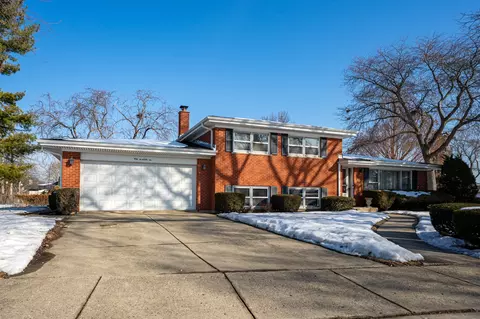 910 E Kimber Dr, Arlington Heights, IL 60005