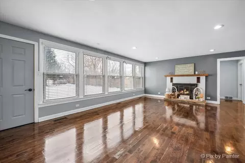 Living - 321 E Ardmore Ave, Roselle, IL 60172 photo 3 of 4