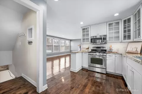 Entry Way - 321 E Ardmore Ave, Roselle, IL 60172 photo 3 of 3