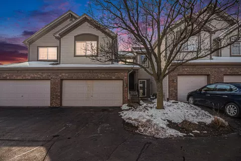 921 Parkhill Cir, Aurora, IL 60502