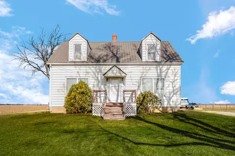 9825 E 11000n Rd, Grant Park, IL 60940