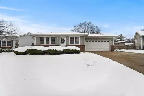 2 Yew Ct, Bloomington, IL 61701
