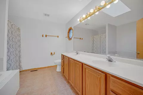 Bath - 15619 Homan Ave, Markham, IL 60428 photo 1 of 3