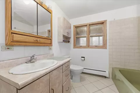 Bath - 6 N879 Dunham Rd, Wayne, IL 60184 photo 1 of 3
