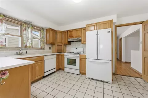 Kitchen - 6 N879 Dunham Rd, Wayne, IL 60184 photo 1 of 4