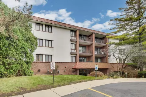 2046 Saint Johns Ave #4B, Highland Park, IL 60035