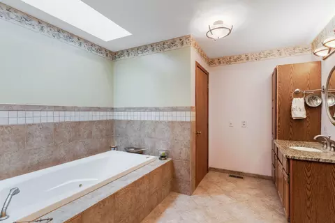 Bath - 1606 W August Ln, Mchenry, IL 60051 photo 3 of 4