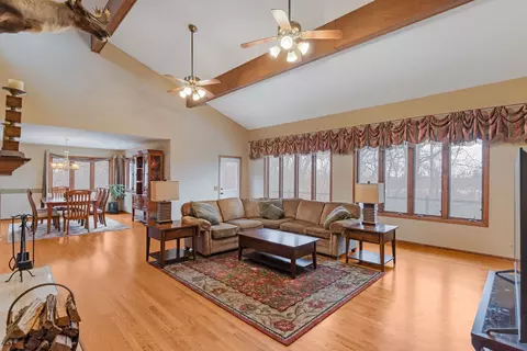 Living - 1606 W August Ln, Mchenry, IL 60051 photo 2 of 3
