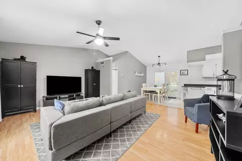 902 Southside Ave, Mchenry, IL 60051 photo 10