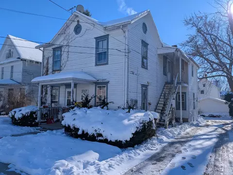 717 W Pleasant St, Freeport, IL 61032