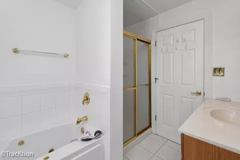 Bath - 8829 Skyline Dr, Burr Ridge, IL 60527 photo 2 of 3