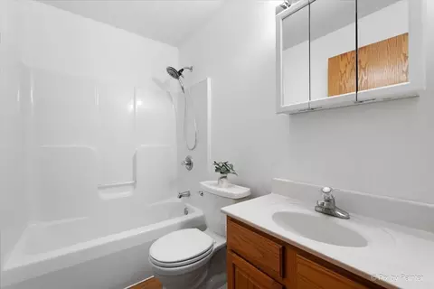 Bath - 1740 Pine St, Mchenry, IL 60051 photo 2 of 3