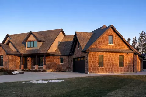 740 67th Pl, Willowbrook, IL 60527