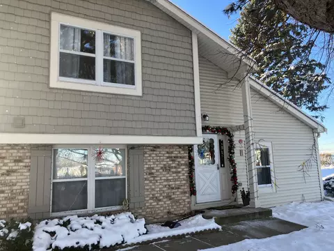 27 W300 Melrose Ln, Winfield, IL 60190