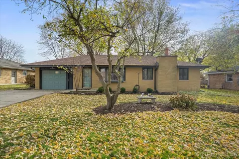 208 Calkins Dr, Sugar Grove, IL 60554