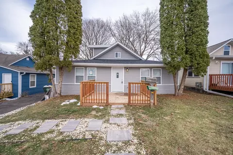 42425 N Park Ln E, Antioch, IL 60002