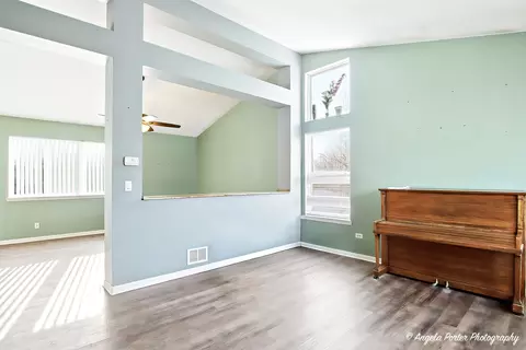 Living - 28501 Wagon Trail Ct, Lakemoor, IL 60051 photo 2 of 5