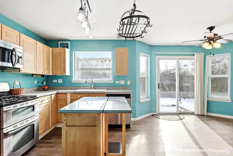 Kitchen - 28501 Wagon Trail Ct, Lakemoor, IL 60051 photo 1 of 2