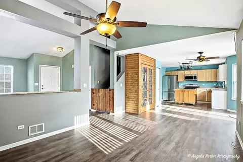 Living - 28501 Wagon Trail Ct, Lakemoor, IL 60051 photo 4 of 5