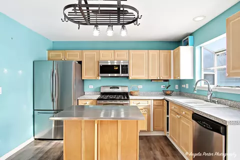 Kitchen - 28501 Wagon Trail Ct, Lakemoor, IL 60051 photo 2 of 2