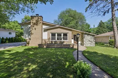 195 7th St, Wheeling, IL 60090 photo 2