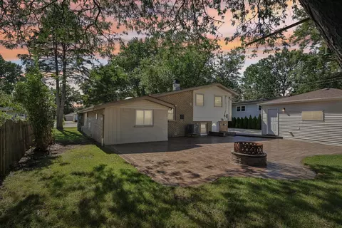 195 7th St, Wheeling, IL 60090 photo 3