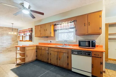 Kitchen - 8710 N 2100 East Rd, Downs, IL 61736 photo 3 of 4