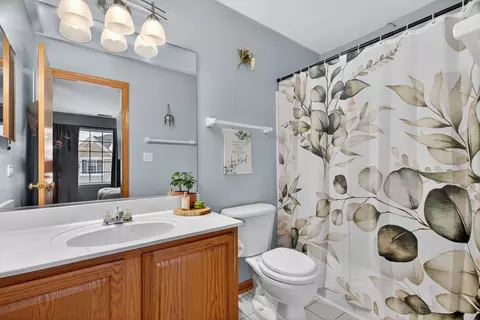 Bath - 2310 Twilight Dr, Aurora, IL 60503 photo 2 of 3