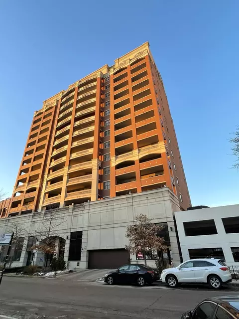 828 W Grace St #1208, Chicago, IL 60613
