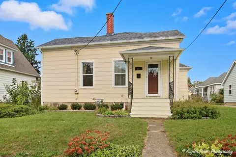 331 Chestnut St, Woodstock, IL 60098