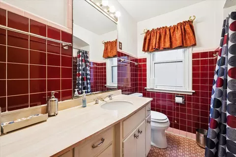 Bath - 2329 W 107th Pl, Chicago, IL 60643 photo 2 of 3