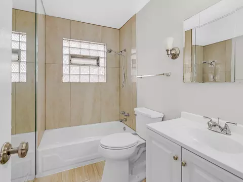 Bath - 8844 S Prairie Ave, Chicago, IL 60619 photo 1 of 3
