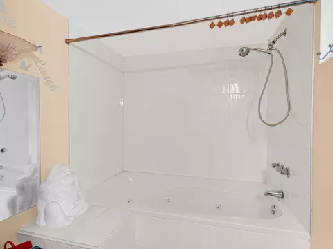 Bath - 8844 S Prairie Ave, Chicago, IL 60619 photo 3 of 3