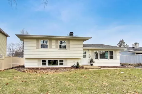 906 Hickory Ln, Naperville, IL 60540